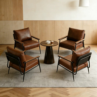 Chaise d'appoint rétro de style mid-century, avec dossier rembourré en cuir résistant aux taches, accoudoirs en bois massif et pieds en métal, idéale pour café