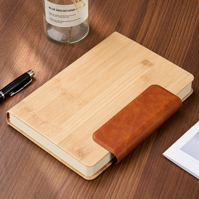 Libro con hebilla magnética de cuero marrón/bambú.