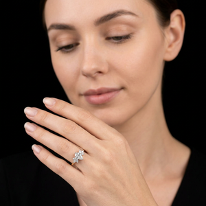 Bague de fiançailles exquise en diamant de laboratoire taille poire, bague de mariage et d'anniversaire en or bicolore avec grappe, bijoux de luxe pour femme - Product Image 1