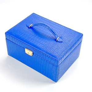 קופסת תכשיטים מרובעת גדולה בצבע כחול יוקרתי, בעיצוב מלבני, ניידת עם ידית עור, מנעול מתכת מוזהב, מכסה לשעונים, דמוי עור תנין. - Product Image 3