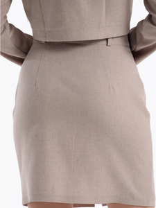 Elegante <span class=keywords><strong>traje</strong></span> casual <span class=keywords><strong>de</strong></span> mujer <span class=keywords><strong>de</strong></span> alta calidad hecho a medida botón incluye <span class=keywords><strong>camisa</strong></span> corta falda a la cadera tela <span class=keywords><strong>de</strong></span> poliéster <span class=keywords><strong>de</strong></span> <span class=keywords><strong>lino</strong></span> <span class=keywords><strong>beige</strong></span> - Product Image 6