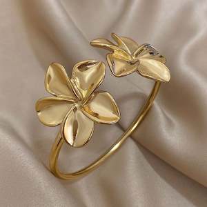 Brazalete de Acero Inoxidable Impermeable con Doble Flor, Unisex, Chapado en Oro de 18K, Diseño Floral Moderno, DALE B0027, Joyería de Regalo - Product Image 2