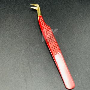 Pince à épiler personnalisable en acier inoxydable japonais de 10 mm, anti-magnétique, pour extensions de cils, avec poignée diamant rouge et pointe dorée - Product Image 1