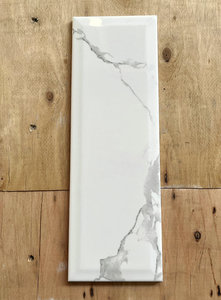 Mármol blanco de Carrara, azulejos de pared de porcelana de 10*<span class=keywords><strong>30cm</strong></span> con borde biselado, suelo antibacteriano, pared de fondo, baño, cafetería