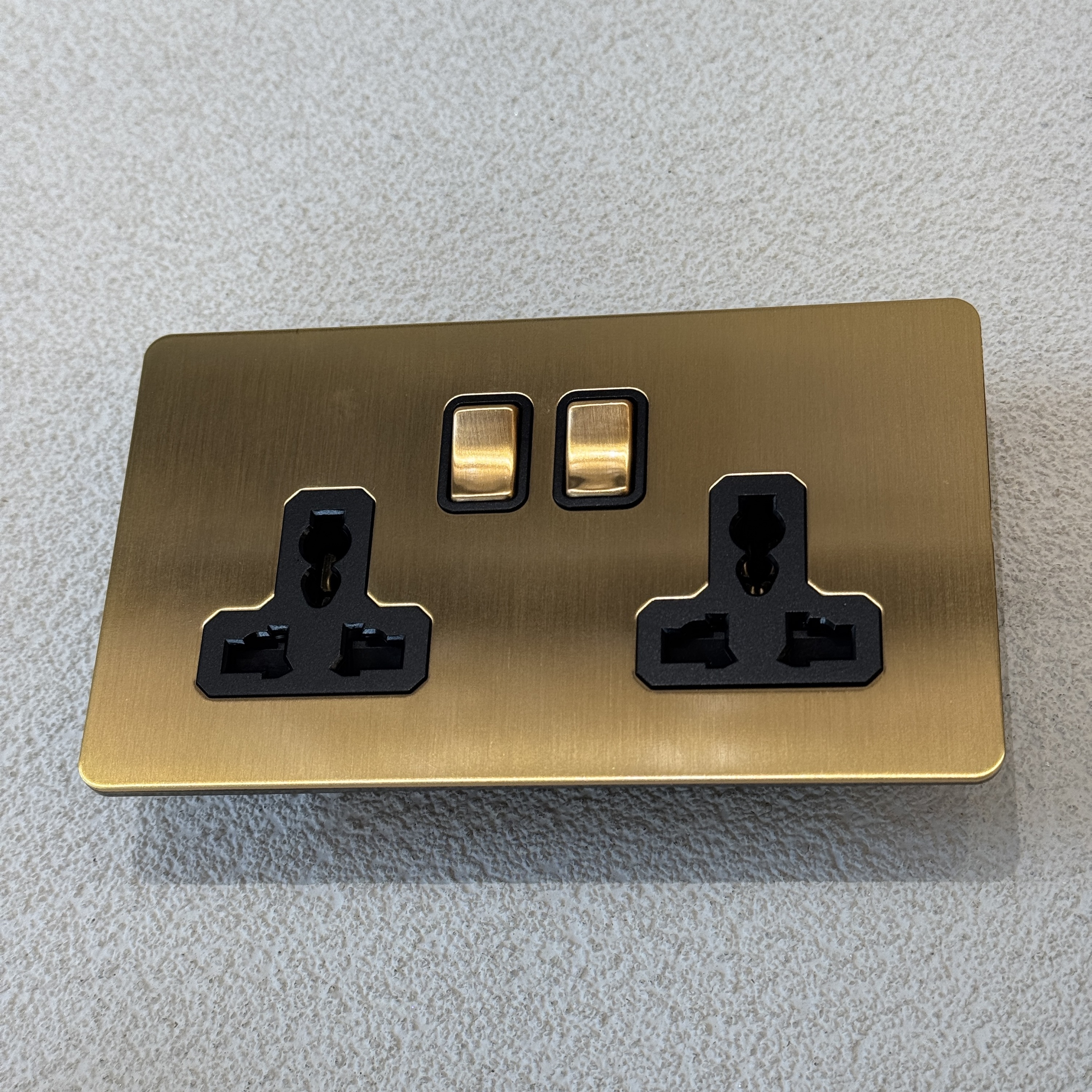 146 double 1 gang unviersal socket