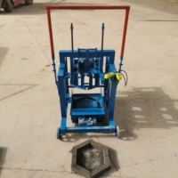 Le type d'élargissement KM2-45 la petite machine mobile de bloc de béton produit les briques creuses de 400-150-200mm LWH 7 blocs à la fois