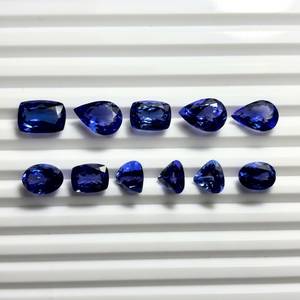 แทนซาไนต์สีน้ำเงินธรรมชาติแบบเม็ดเดี่ยว (ทรงคุชชั่น/ทรงหยดน้ำ/ทรงวงรี) 3-6 กะรัต ขนาดฟรีไซส์ รับรองโดยบุคคลที่สาม BU GEMS สำหรับทำเครื่องประดับ - Product Image 1