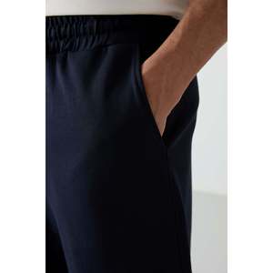 Conjunto de Pantalones Cortos de Algodón para Hombre Air Jones, Corte Holgado, Textura Suave y Gruesa, Dos Piezas en Color Crudo y Azul Marino - Product Image 6