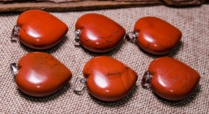 Pendentifs en pierre précieuse jaspe rouge en forme de cœur, pierres naturelles polies, bijoux pour la Saint-Valentin, artisanat sur le thème de l'amour - Product Image 3