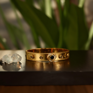 Bracelet tendance en acier inoxydable 316L plaqué or PVD avec pierre noire et diamants, motif rose - Product Image 3
