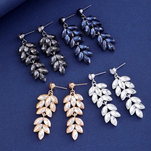 Boucles d'oreilles longues géométriques de luxe en alliage de zinc plaqué or 18 carats avec cristaux et strass, style hip-hop - Product Image 1