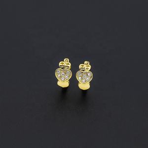 Boucles d'oreilles créoles en laiton avec zircone cubique, motif cœur épais et pompon – Idéales pour mariage, fiançailles ou comme cadeau - Product Image 3