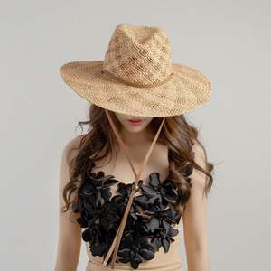 Chapeau de soleil tendance été 2025 pour femme, tressé à la main en raphia naturel, style Fedora avec sangle en cuir PU et large bord, idéal pour la plage et les activités de plein air - Product Image 3