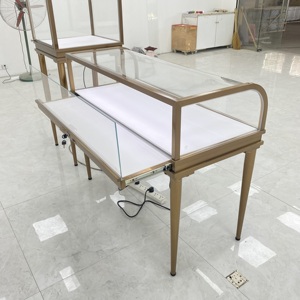 Ensemble de présentoirs à bijoux de luxe en verre incurvé avec cadre en or rose et éclairage LED, durable, pour utilisation dans les centres commerciaux - Product Image 4