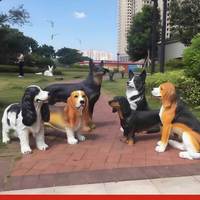 Patung Anjing FRP Besar untuk Taman, Patung Labrador, Chihuahua, Dachshund Realistis, Kustom untuk Dalam Ruangan, Teras Rumah, Toko Hewan Peliharaan, Patung Jendela