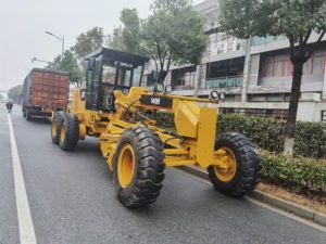 รถเกรดเดอร์ CAT 140H มือสอง นำเข้าจากญี่ปุ่น ระบบควบคุมไฮดรอลิกเต็มรูปแบบ บำรุงรักษาอย่างดี เหมาะสำหรับงานก่อสร้างทางหลวงและงานเทศบาล - Product Image 3