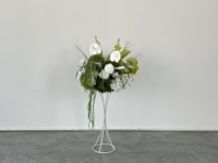 Centre de table de mariage, arrangement floral artificiel blanc et vert avec un grand support en métal pour la décoration d'allées de banquet et d'événements