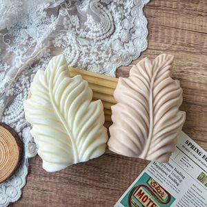 Bougie artisanale en cire de soja en forme de feuille, décoration moderne pour la maison, ornement de table, cadeau idéal pour les fêtes ou l'inauguration d'une maison. - Product Image 3