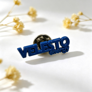 Pin de solapa de esmalte duro con logotipo de marca en forma de escudo personalizado, con cierre de mariposa para uniformes, ropa y accesorios de negocios. - Product Image 5