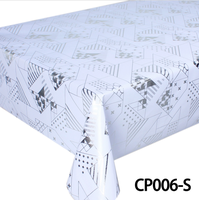 Nouvelle nappe en PVC champagne avec un motif gaufré assorti et un dos en fil à motifs géométriques.