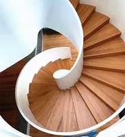 Escalier en spirale flottant extérieur moderne personnalisé, structure en acier gainant l'espace, marches en bois massif, système de garde-corps en câbles d'acier