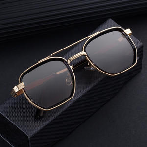 แว่นกันแดดทรงสี่เหลี่ยมสำหรับผู้ชายสุดหรู กรอบโลหะ ป้องกันรังสียูวี 400 ระดับ 2 สีดำทอง ดีไซน์แฟชั่น - Product Image 5
