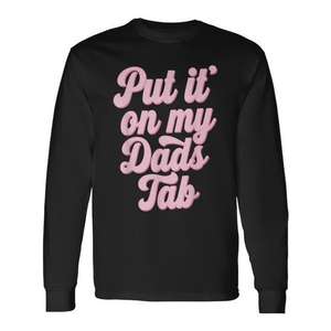 Camiseta de manga larga Put It On My Dads Tab con texto rosa y cuello redondo negro - Product Image 1
