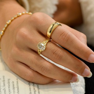 Un anillo con el mismo estilo que el de <span class=keywords><strong>Taylor</strong></span> <span class=keywords><strong>Swift</strong></span>, un diseño tallado a mano con corte de mina antiguo que ha recibido atención mediática global - Product Image 5