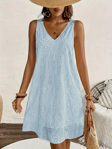 Robe d'été ample blanche brodée à œillets pour femme, sans manches, col en V, style resort, vente en gros - Product Image 3