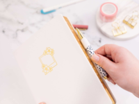 Carnet de notes en cuir gaufré or avec bande élastique rose pour journalisation, écriture créative et cadeau
