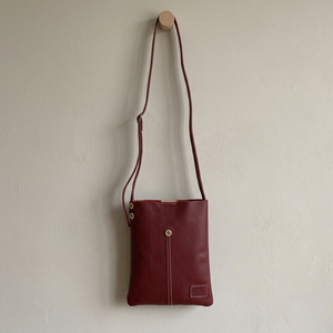 Sac bandoulière Laisser Faire Red en cuir véritable, 10x8 pouces, minimaliste, à sangle unique, fermeture à bouton, pour les trajets quotidiens - Product Image 2