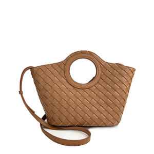 Bolso Bandolera de Cuero Genuino de Grano Completo – Marrón Caramelo con Asa Circular y Patrón Trenzado, Opciones Multicolor - Product Image 1