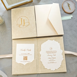 Cartes d'<span class=keywords><strong>invitation</strong></span> de mariage de luxe élégantes en acrylique estampillées à chaud, avec enveloppe en velours bleu poussière de haute qualité et dorure à chaud - Product Image 5