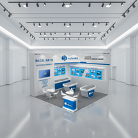 Stand d'exposition, design bleu avec télévision et espace de rangement, idéal pour les salons professionnels en Europe