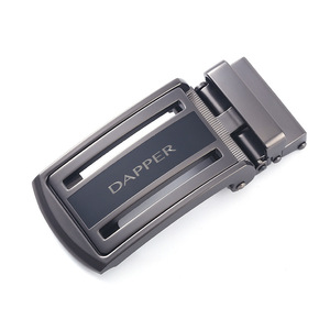 Ceinture en métal pour femme, fabriquée par le fabricant, avec boucle à design ajouré, lettres, sangles rondes et logo personnalisé. - Product Image 3