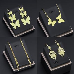 Boucles d'oreilles pendantes plaquées or 24 carats de Jxx Factory, bijoux géométriques tendance pour femmes, provenant de Trinité-et-Tobago - Product Image 1