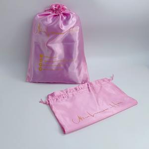Bolsas de Satén Rosa Personalizadas con Cordón y Estampado en Dorado - Bolsas de Lujo para Empaque de Extensiones de Cabello con Iconos de Redes Sociales - Product Image 1