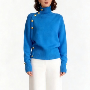 Pull en maille à col roulé pour femme - Détail boutons dorés, coupe ample, tendance - Product Image 4