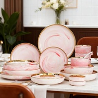 Service de table en céramique de haute qualité avec accents dorés classiques, motif rayé, assiettes, bols, tasses, soucoupes pour hôtel, restaurant, maison