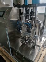 Machine de remplissage semi-automatique pour seringues à un seul composant, pour la production d'emballages d'adhésifs et de produits d'étanchéité