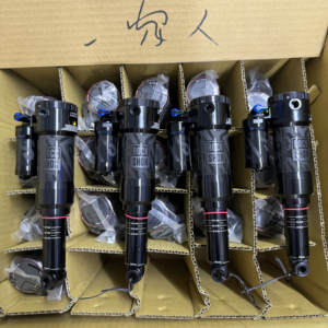 Amortiguador Trasero de Suspensión Neumática de Conexión Rápida SUPER Deluxe SEL+ RockShox de 205x65 para Eje - Product Image 1