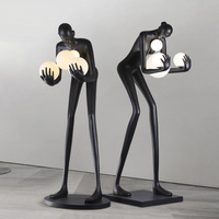 Postmoderne humanoïde lampadaire Sculpture tenant boule modèle Art Designer hôtel hall salon lampadaire
