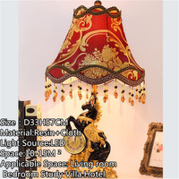 Lámpara de Mesa de Lujo Estilo Europeo Vintage con Base Esculpida de Reloj, Pantalla de Tela Floral Roja y Borlas de Cristal para Dormitorio y Hogar
