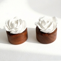 Diffuseur de parfum d'ambiance artisanal en porcelaine et céramique, avec base en bois, parfum floral, pour huiles essentielles et bâtonnets diffuseurs