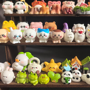 Statuetta Romantica in Resina a Tema Amore e Matrimonio, con Coppie (Donna e Donna, Anziani, Nuovi Sposi), Capibara, Rana, Luna, Stella, Coppia di Pecore, Casa e Fungo - Product Image 3