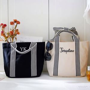 Sacs fourre-tout carrés en toile décontractés pour demoiselles d'honneur, personnalisables avec nom brodé, sacs de plage pour voyages entre filles, couleurs variées, faits main, chic - Product Image 5