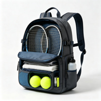 Sac à dos portable pour raquette de tennis en polyester gris-bleu avec poche avant pour balles, poches latérales en filet, sangle de poitrine, design multifonctionnel