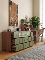 Finition en bois de noyer chaud. Conception unique avec correspondance de couleurs. Style du milieu du siècle. Sublimez votre salon avec des éléments vintage