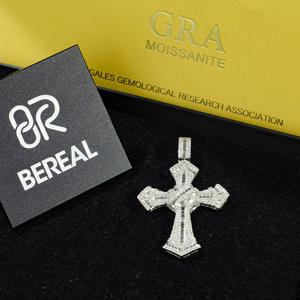 Alta calidad 1,5 pulgadas Vvs Moissanite Cruz colgante Hip Hop estilo Baguette corte Moissanite 925 Plata joyería fina para hombres y mujeres - Product Image 1