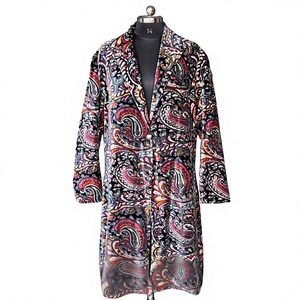 Gabardina de terciopelo con estampado paisley, cuello con muescas, cierre de un solo botón con botones metálicos y forro de poliéster. - Product Image 1